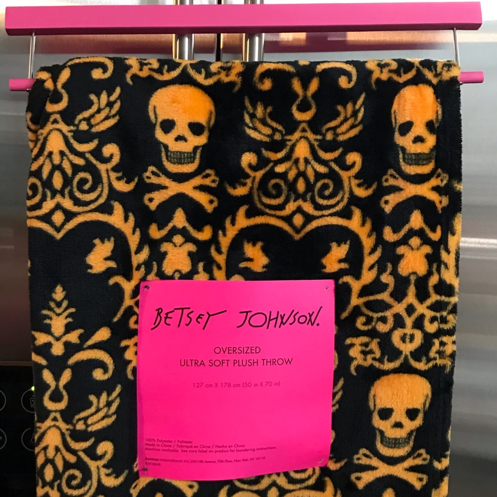 Betsey Johnson Halloween Plush Throw w/Skulls 💀